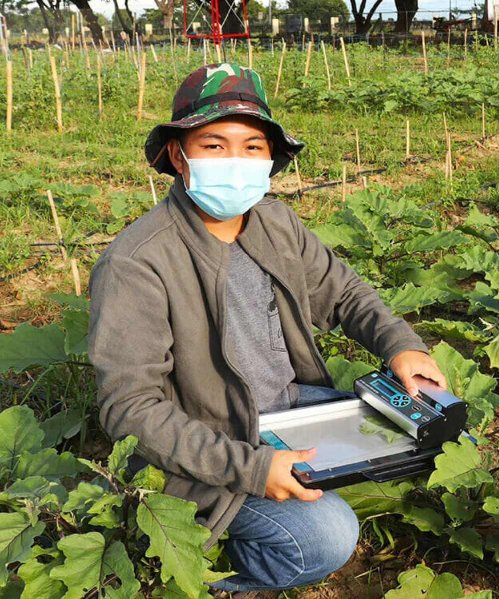 CID-BioScience-Portable-Leaf-Area-MeterCI-202_HarvestAgri_4-in-field-use