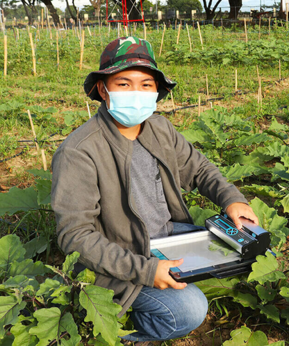 CID-BioScience-Portable-Leaf-Area-MeterCI-202_HarvestAgri_4-in-field-use